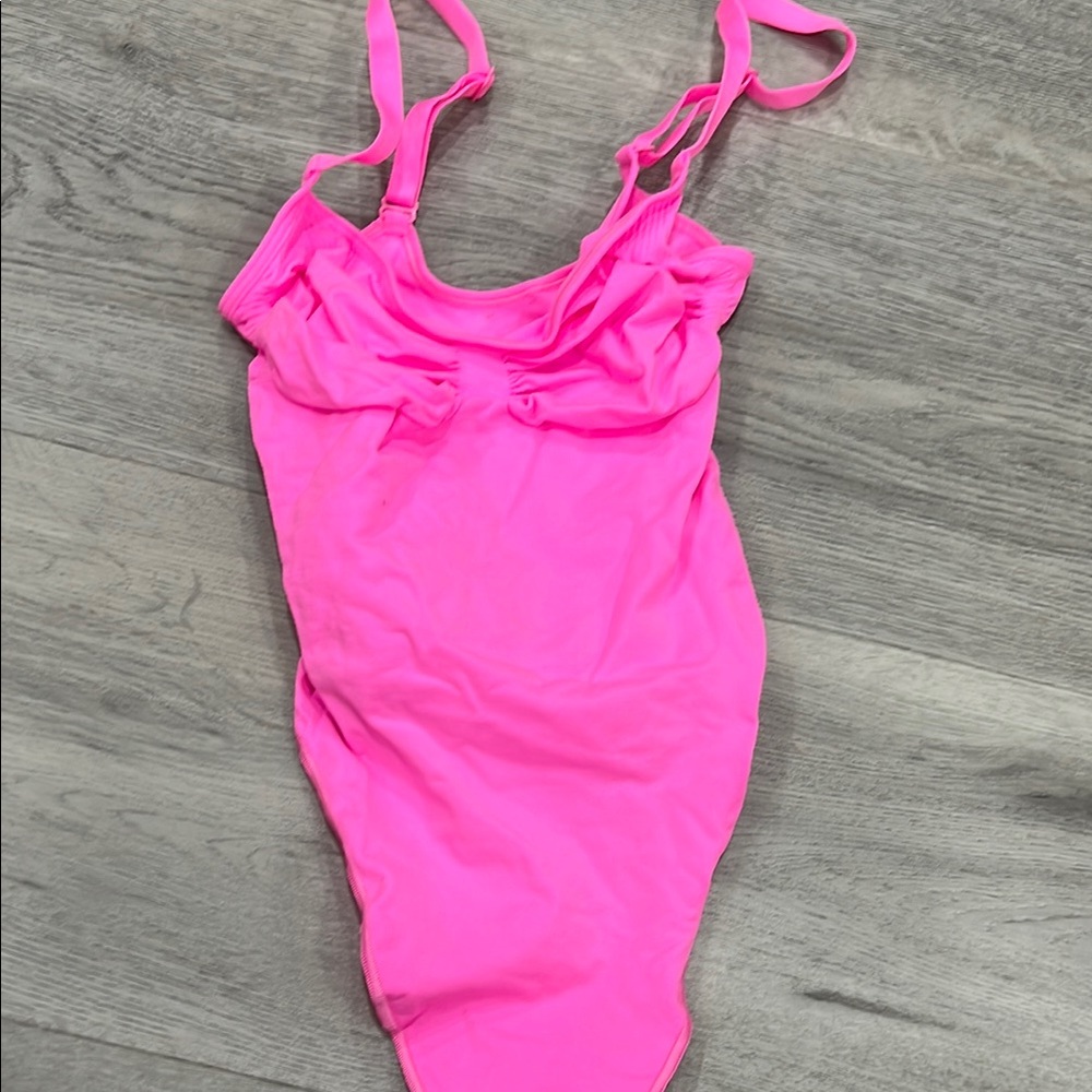 SKIMS seamless SCULPT THONG BODYSUIT neon orchid pink - Picture 2 of 6